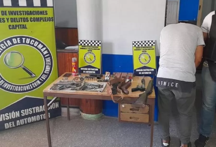EL DETENIDO Y SU ARSENAL. 
