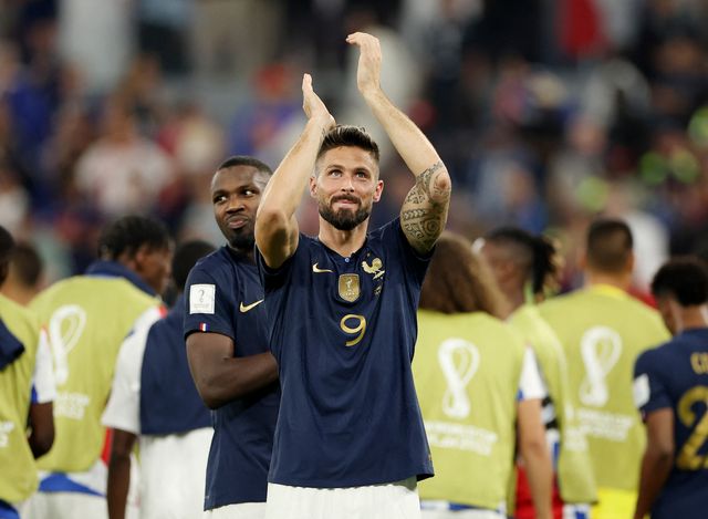 FESTEJO. Olivier Giroud saluda a los hinchas de Francia.  