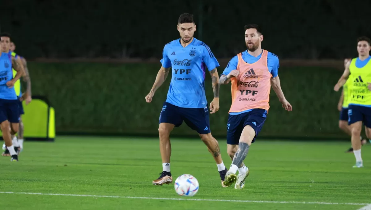 TOMA RITMO. Aunque no esté al 100%, Lionel Messi demuestra cuál es su rol dentro del equipo en Qatar 2022.