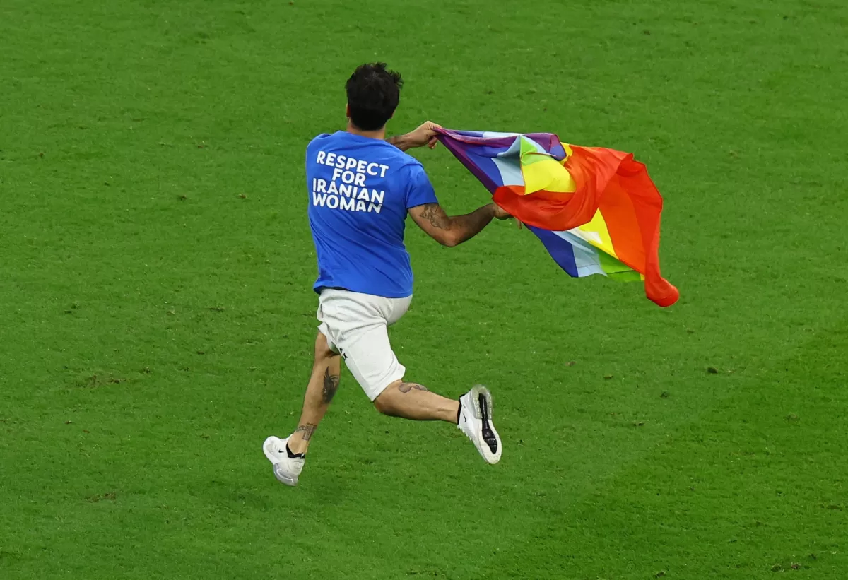 MOMENTO TENSO. El joven entró a la cancha durante el partido de Portugal vs Uruguay.