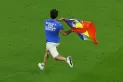 Mundial de Qatar 2022: un hincha irrumpió en el campo de juego con una bandera LGBTI