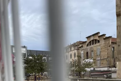 Los chicos juegan en el patio de la cárcel mítica de Barcelona