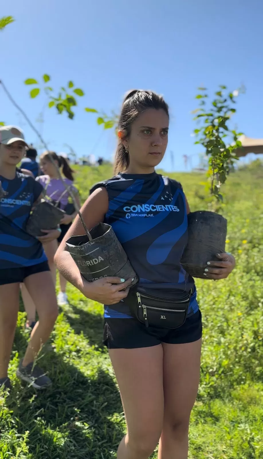 CON TODA. Todos los voluntarios pudieron plantar uno o varios árboles durante toda la jornada de restauración.