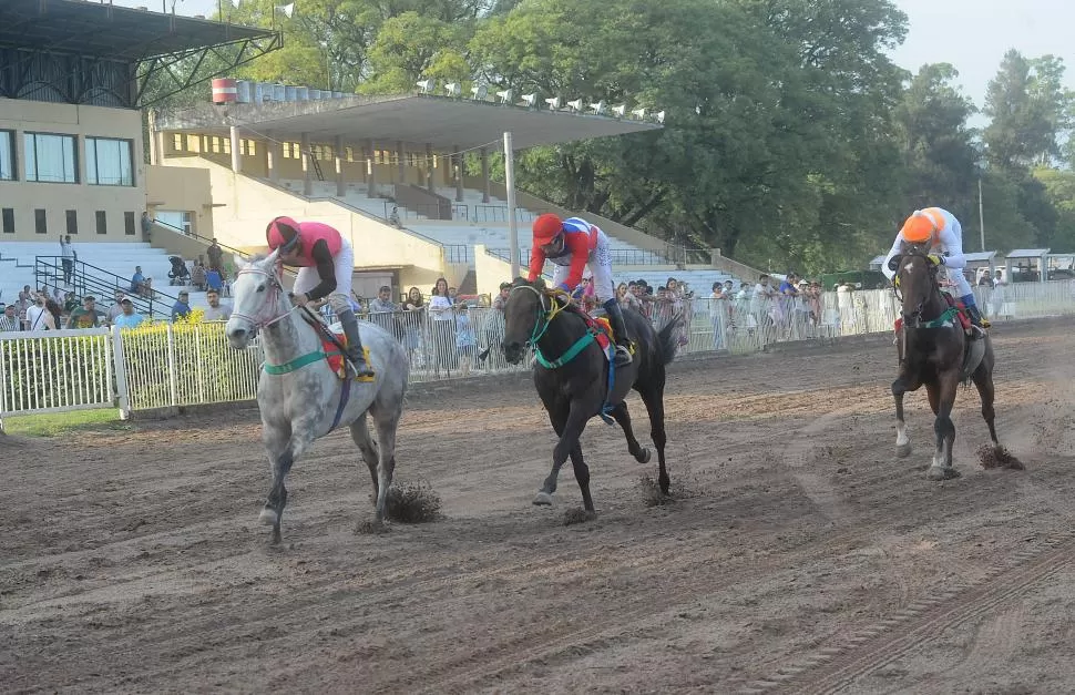 SE HIZO FUERTE EN EL FINAL. Muy bien conducida por “Maxi” Marrades, la tordilla Prohibition relegó a Entiendo al Juego y a Marcus Vinicius en el cotejo central. 