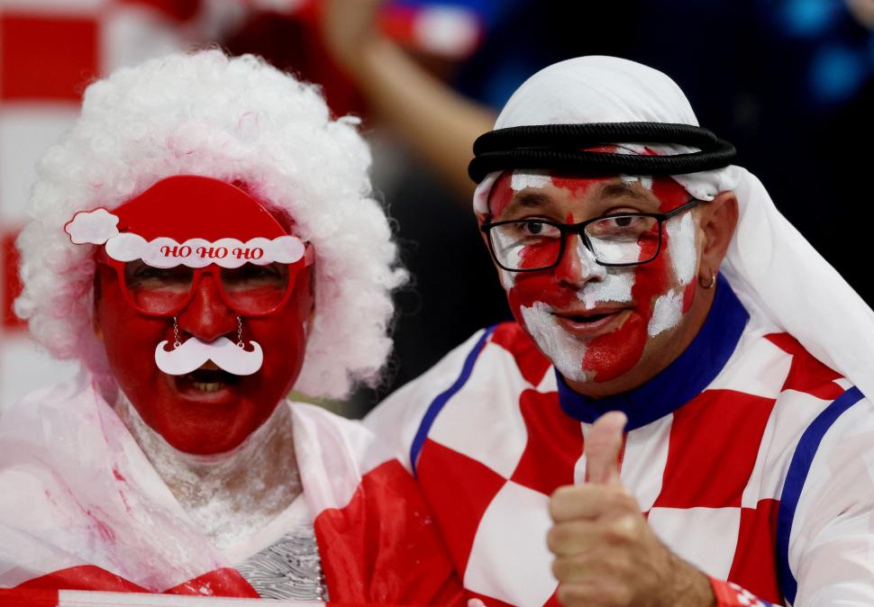 FELICES. Hinchas croatas, durante el partido en el que su selección goleó 4-1 a Canadá, mostraron esos típicos trajes que emulan las vestimentas de los jeques árabes, pero con colores de la bandera de su país. 