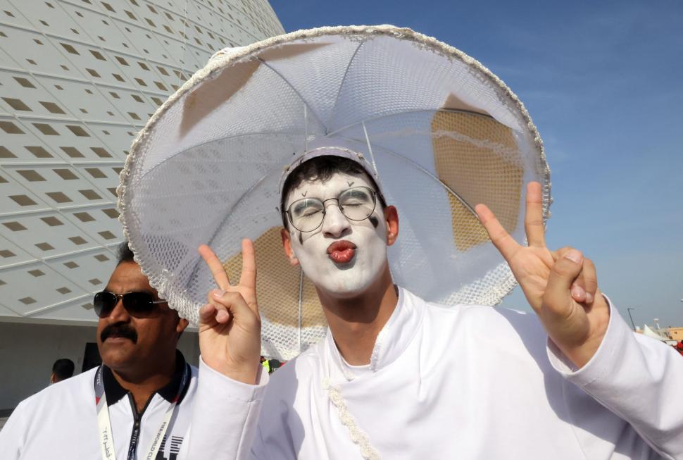 BESITO. Un fanático posa en la previa de Bélgica-Marruecos