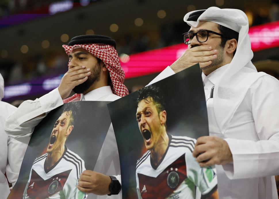 IRONÍA. Qataríes responden al gesto de Alemania contra la FIFA.