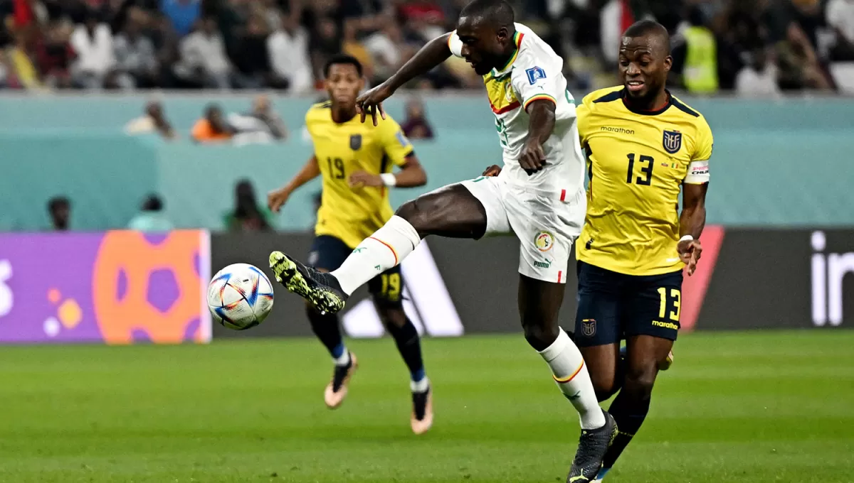 NECESITADOS. Los senegaleses tomaron la iniciativa del partido mientras que Ecuador apuesta por el juego directo.