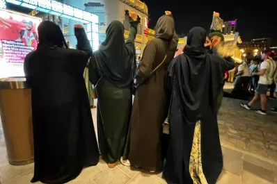 Si Alá las hubiera visto: las chicas de burka, las más argentinas del banderazo