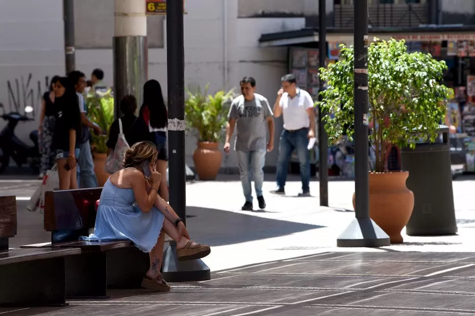 A LA SOMBRA. Un descanso en la peatonal será indispensable para escaparle al calor.
