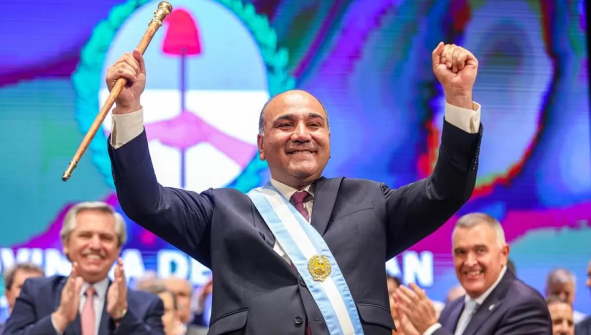 EN 2019. Manzur asume su segundo mandato como gobernador, ante la mirada de Alberto Fernández y de Osvaldo Jaldo. Ahora, el actual jefe de Gabinete tiene el aval judicial para ser candidato a vicegobernador. Foto de archivo LA GACETA