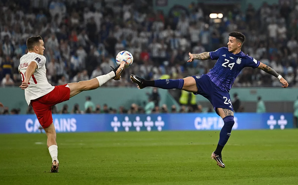 LUCHA. Piotr Zielinski y Enzo Fernández disputan la pelota durante el encuentro.