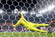 Video: mirá el penal que Szczesny le atajó a Messi en el duelo entre Argentina y Polonia