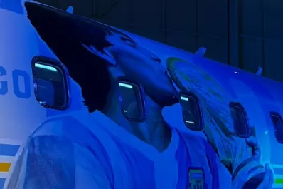 LA GACETA en el hangar del Tango D10S: es como caminar en el cielo con Diego de la mano