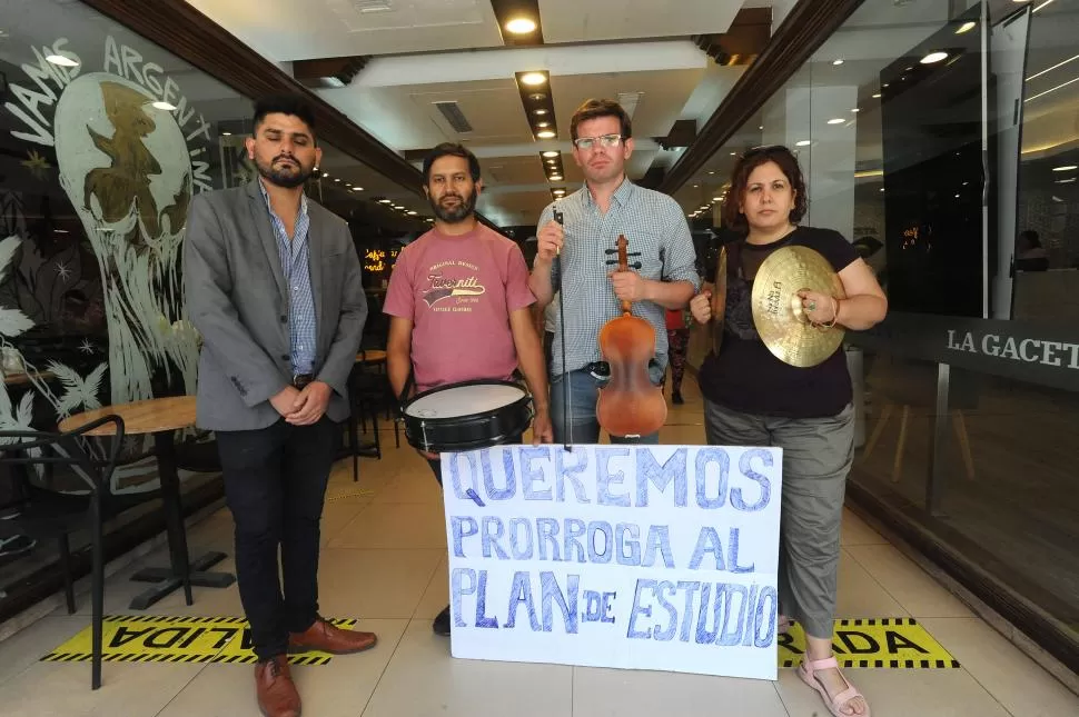 ALUMNOS MOVILIZADOS. En Educación les prometieron respuesta para hoy. LA GACETA / FOTO DE ANTONIO FERRONI