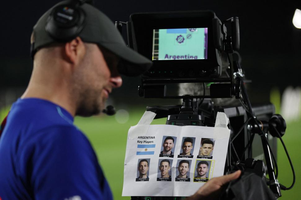 AYUDA MEMORIA. Un camarógrafo con fotos de jugadores argentinos en el entrenamiento.