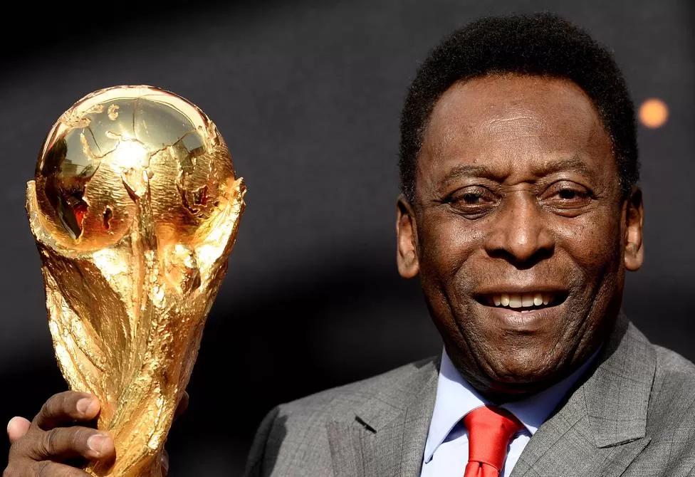 PELÉ. El ex futbolista brasileño está luchando desde hace un año contra un cáncer de colon.