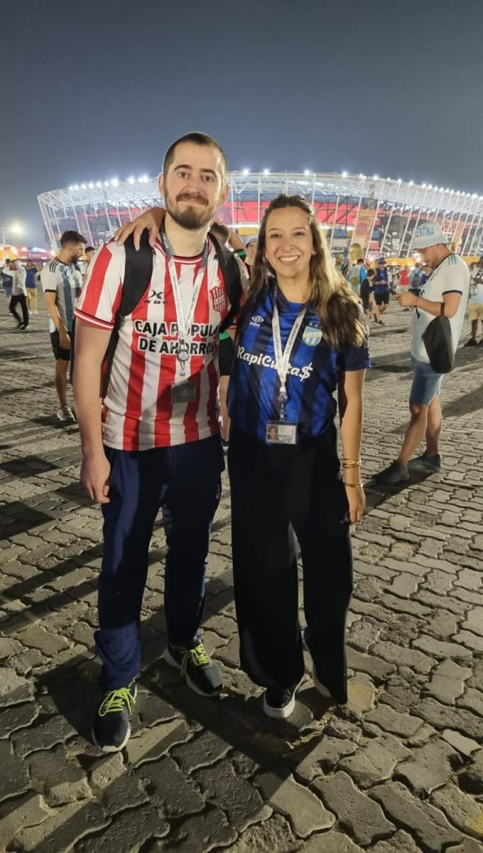 SEIS ESCALAS. Federico Fuentes y Mariana Villagrán estarán en el estadio con las camisetas del 