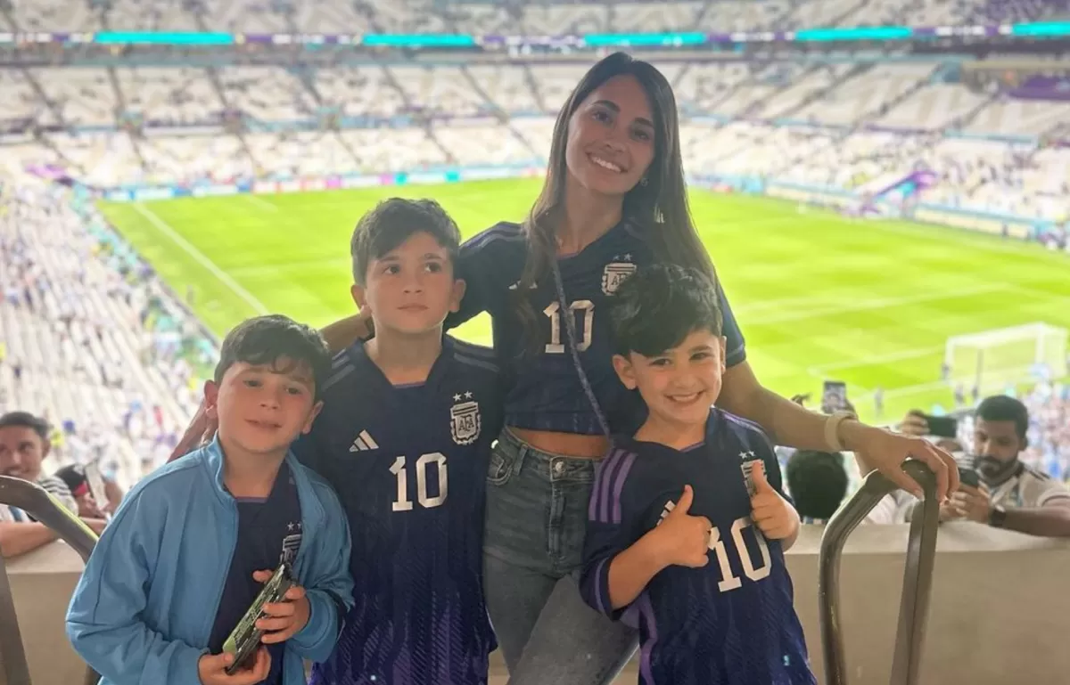 Antonella Roccuzzo junto a sus hijos en la cancha