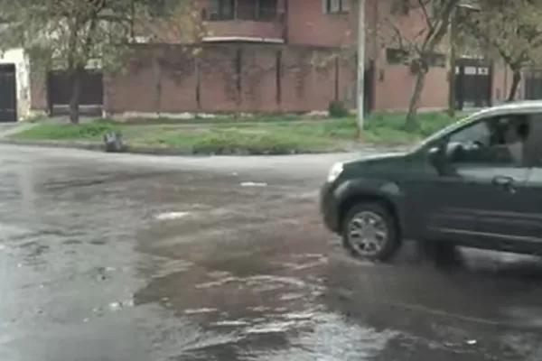 Mal estado de la red cloacal en Villa Luján: el agua va y va, y es muy hedionda