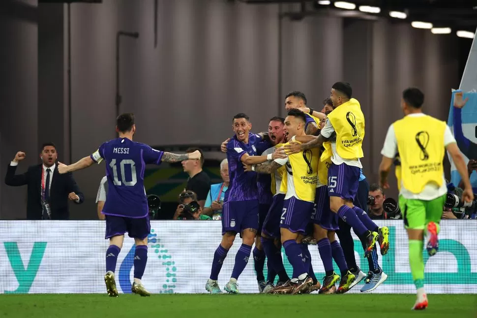 UNIDOS SON MÁS FUERTES. Argentina hizo un partido casi perfecto, “barrió” de la cancha a Polonia y se clasificó como el mejor equipo del grupo C. En octavos de final, se cruzará con Australia, el sábado. 