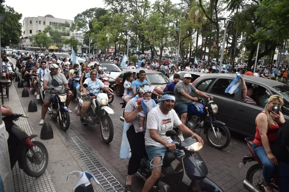 IMPRESIONANTE CARAVANA EN LA “PERLA DEL SUR”. La plaza Mitre fue el principal lugar de concentración de los simpatizantes argentinos luego de la gran victoria conseguida frente al seleccionado de Polonia. 