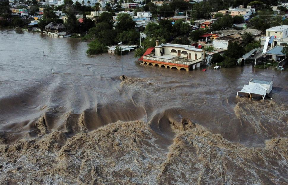 DESBORDE. Luego de días de intensas lluvias, el agua del río Sabinas, en el estado mexicano de Coahuila, superó sus márgenes y causó destrozos en la ciudad del mismo nombre. 