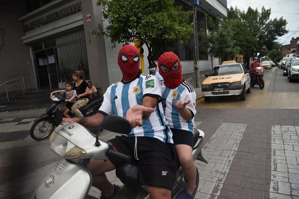 MÁSCARAS. Los hinchas salieron a la calle con distintos disfraces. 