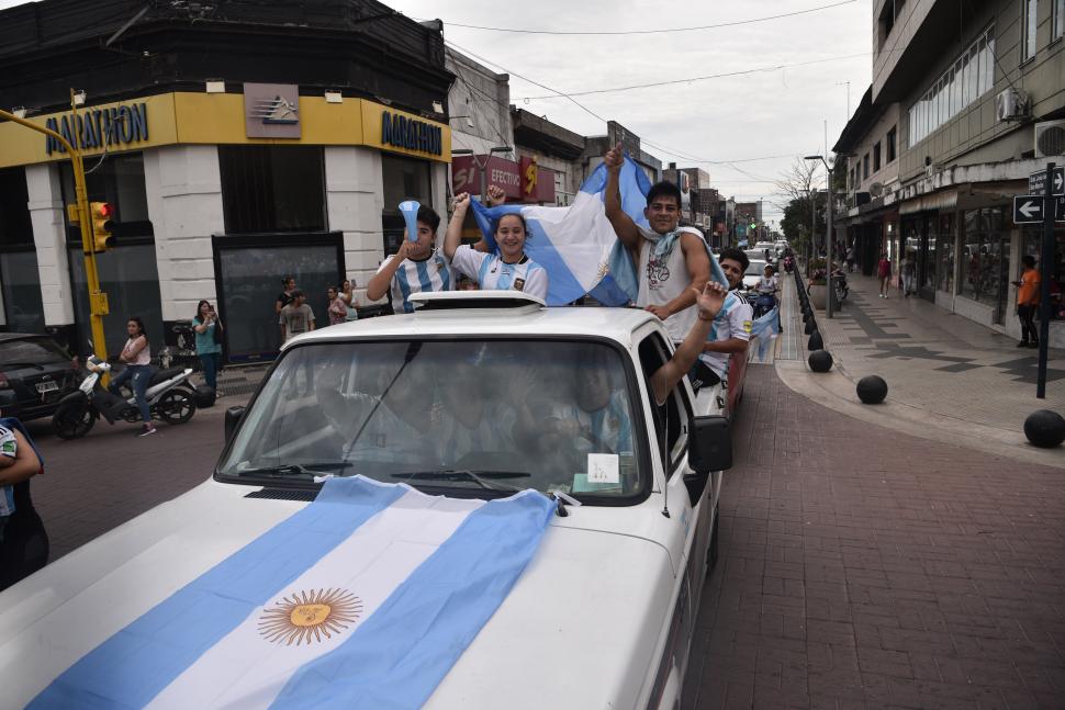 BANDERAS. En familia y con amigos, la celeste y blanca dijo presente.