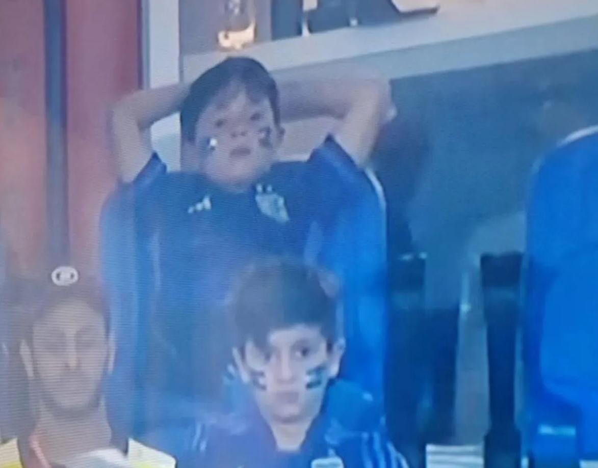 Mundial de Qatar: Mateo Messi en la tribuna del partido Argentina-Polonia