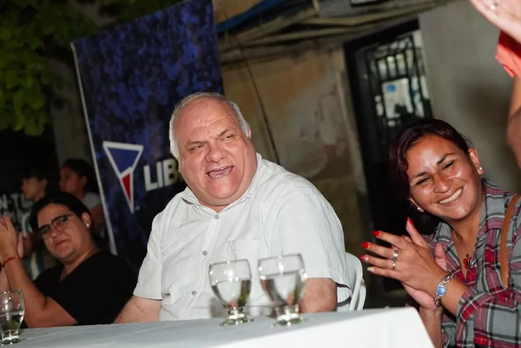 EN DIÁLOGO CON VECINOS. Federico Masso, legislador de Libres del Sur y precandidato a gobernador. Foto de Prensa LDS