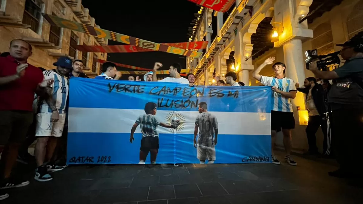 Banderazo en Qatar: del Diego que nos cuida al árabe solidario que pide la Copa para Messi