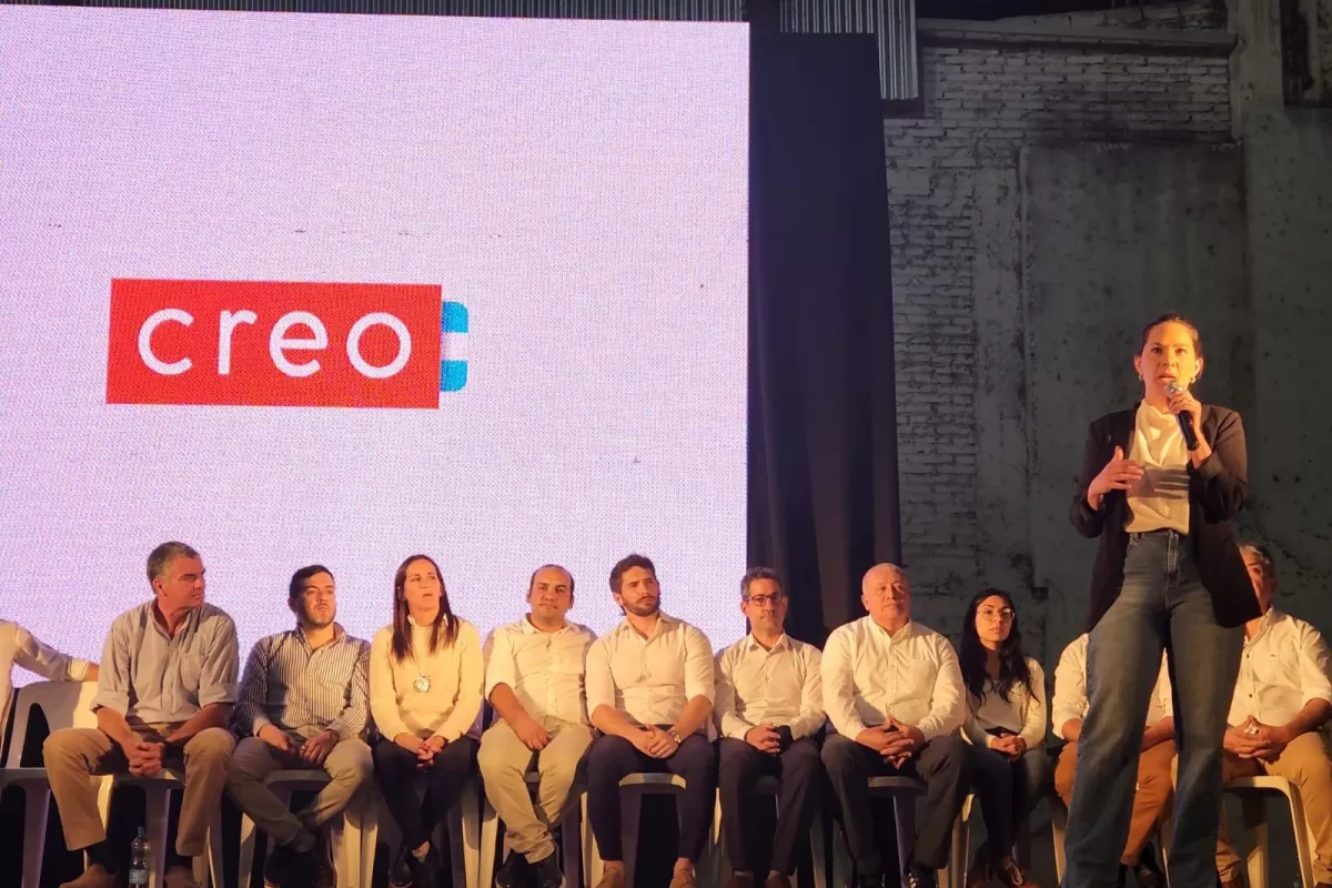 REFERENTE DE CREO. La diputada Paula Omodeo brinda un discurso. Sebastián Murga observa desde el escenario. Foto de Twitter @CREOTucuman