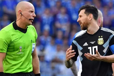 El árbitro de Argentina vs. Australia: un mal recuerdo para Messi y alto promedio de penales cobrados