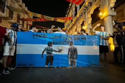 Banderazo en Qatar: del Diego que nos cuida al árabe solidario que pide la Copa para Messi