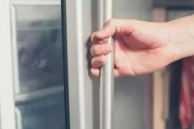 Tragedia: un niño murió electrocutado al abrir una heladera