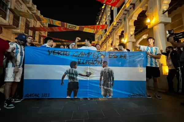 Banderazo en Qatar: del Diego que nos cuida al árabe solidario que pide la Copa para Messi