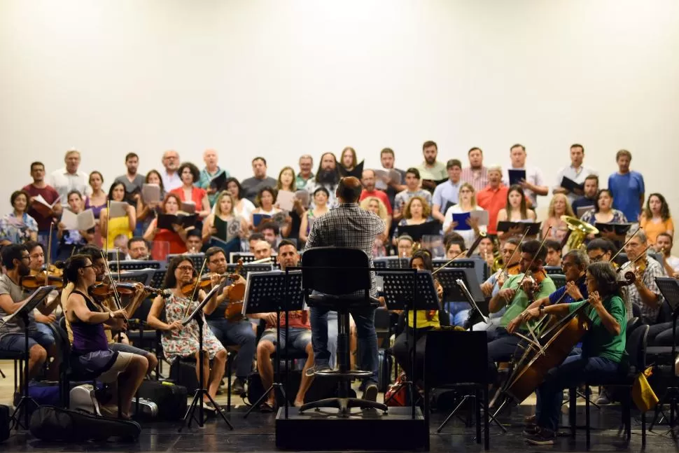 VOCES, INSTRUMENTISTAS Y DIRECTOR. Coro y Orquesta, en el último ensayo general del año, previo a la Gala Lírica. LA GACETA/FOTO DE DIEGO ARÁOZ