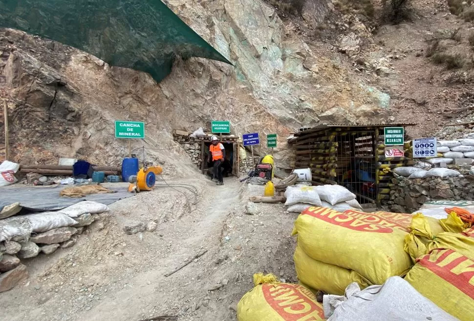 DISPUTA MINERA. Los trabajadores enfrentan a las compañías. 