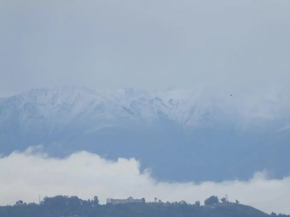 BLANCO. Así se  veía ayer la helada en los cerros del Aconquija, detrás de San Javier.