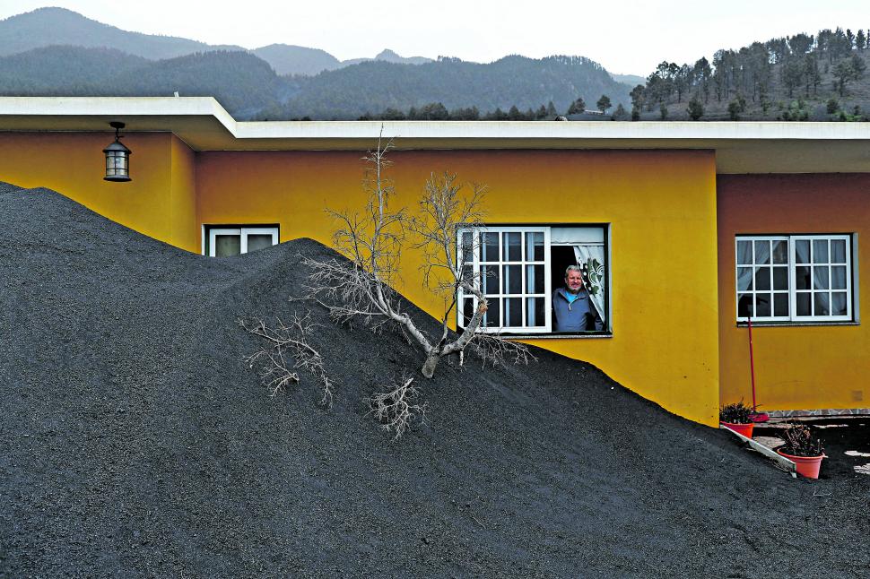 EN CANARIAS. Las cenizas que lanzó el volcán Cumbre Vieja llegaron a la altura de las ventanas. 