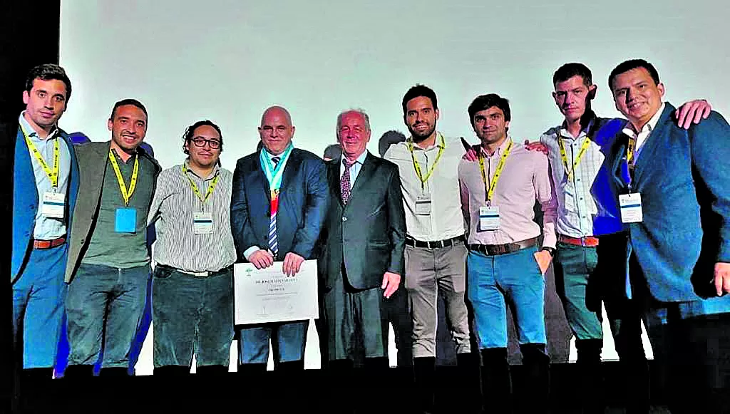 ALEGRÍA. Los médicos residentes recibieron el premio con el doctor Fabián Landa, jefe del servicio.