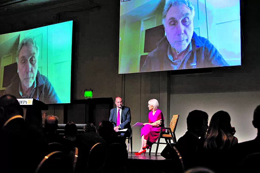 EL VALOR DEL EQUIPO. Marty  Baron habló de las claves del periodismo, entrevistado vía “Zoom” por Chani Guyot y Adriana Amado.