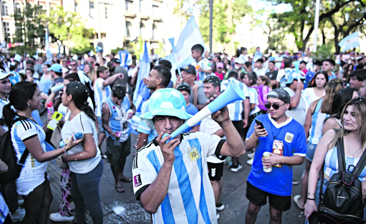 BIEN JUNTOS. Los hinchas siempre ocupan más la calle 25 de Mayo, a la altura de las escalinatas. El festejo se extendió hasta que comenzó a anochecer.