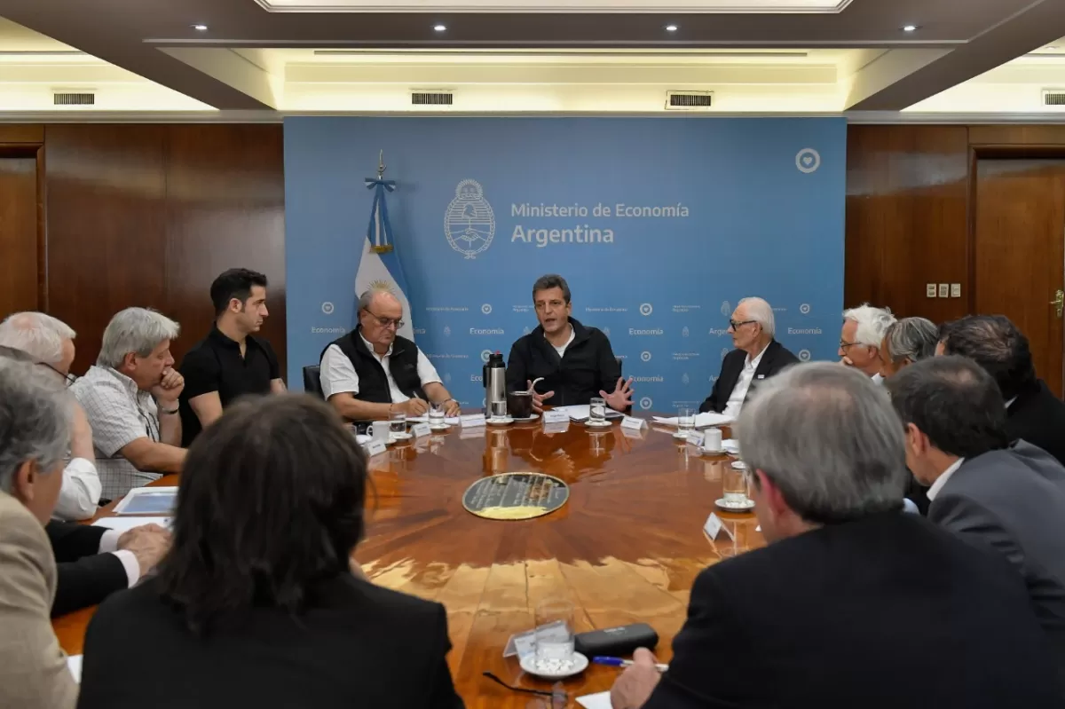 REUNIÓN. Massa junto a los representas de la industria del calzado y metalúrgico. Foto tomada de Twitter: @SergioMassa