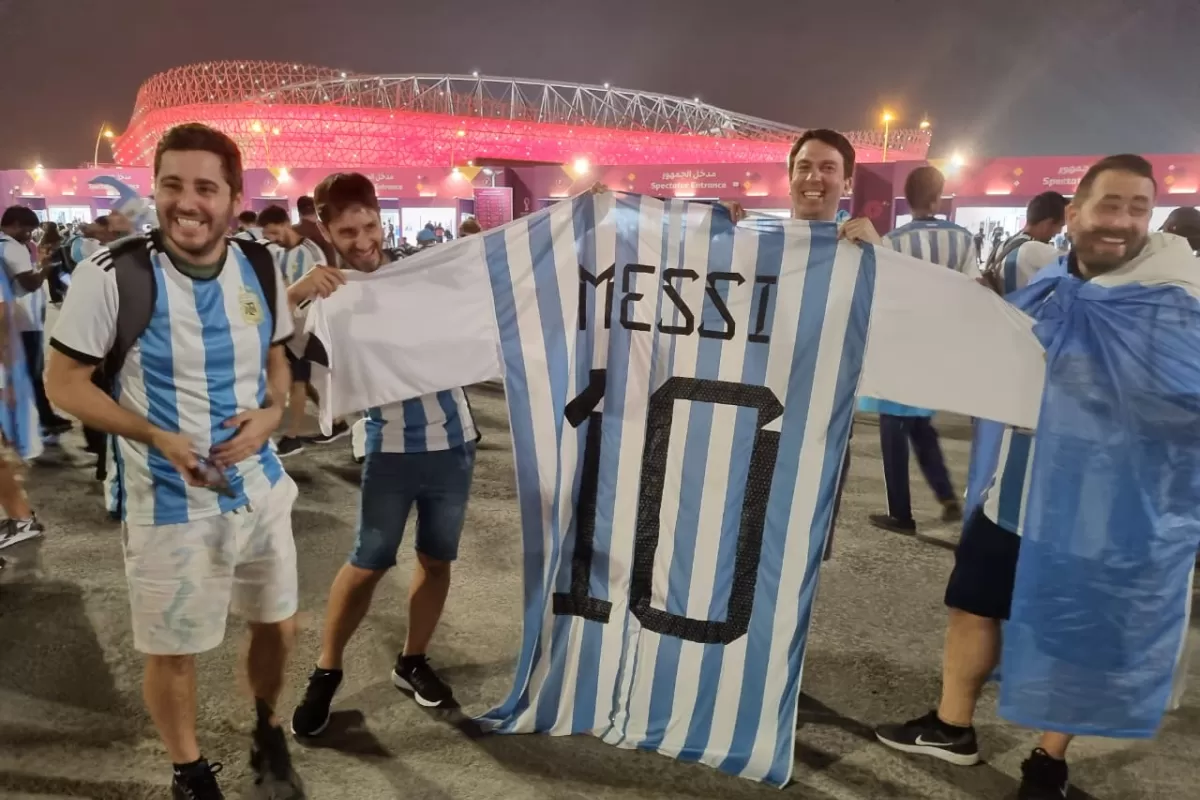 La fiesta argentina se vive en las puertas del estadio, horas antes del partido