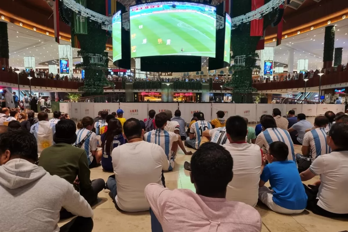 Los hinchas argentinos hacen la previa en un gigantesco shopping cercano al estadio