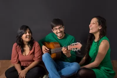 Un trío que invoca a la buena suerte desde los escenarios