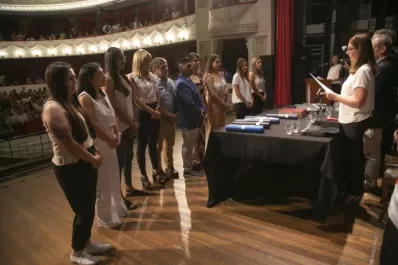 181 diplomas en Artes: acto con los nuevos egresados en el teatro Alberdi