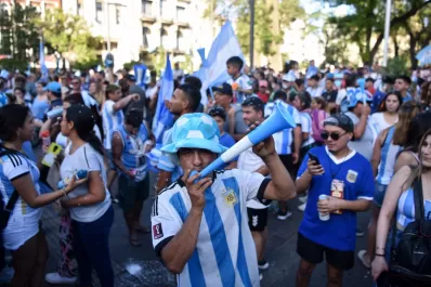 Video: Los tucumanos coparon la plaza Independencia tras el triunfo de la Selección